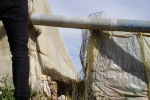 Pasillo de acceso a la parte trasera de la finca