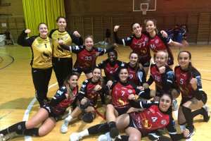 Las jugadoras rojillas celebrando la victoria.