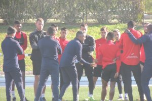 José Gomes hablando con los jugadores rojiblancos.