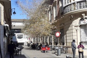 Terraza de un bar junto al Mercado Central de la ciudad