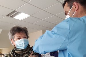 Persona mayor vacunándose en la residencia de mayores pulpileña.