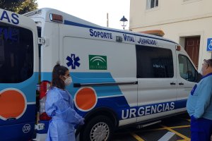 Sanitarios frente a la residencia.