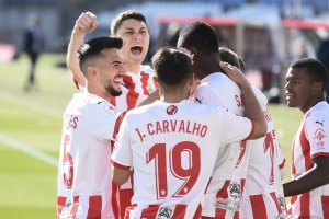 Los jugadores del Almería celebrando uno de los cinco goles que le endosaron al Deportivo Alavés.