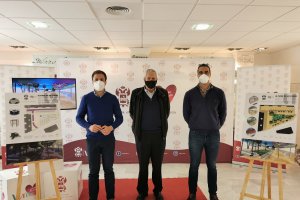 Autoridades y ingeniero del proyecto durante la presentación.