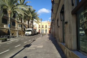 Calle Jovellanos vacía tras el cierre de la hostelería