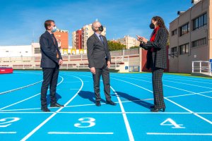 El consejero de Educación y Deporte, en la visita a las nuevas instalaciones.