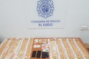 Material y dinero incautado por la Policía Nacional.