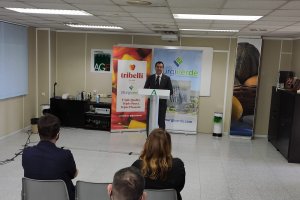 Juanma Moreno este jueves en El Ejido.