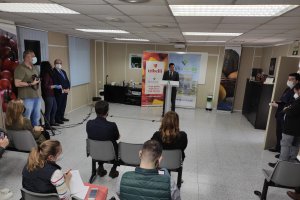 Juanma Moreno en su visita a Almería.