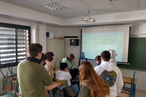 Alumnos del IES Sabinar de Roquetas, en clase de Tecnología con su impresora 3D.