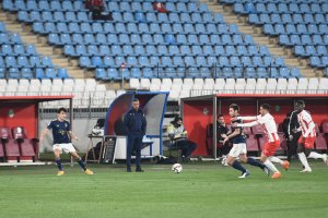 José Gomes atento a una jugada de Juan Villar en la Copa.