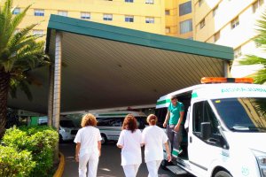 Profesionales sanitarios en la puerta del Hospital Torrecárdenas.