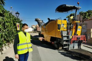 El concejal de Infraestructuras supervisando las obras.