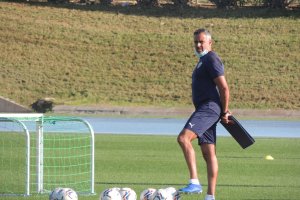 El entrenador portugués siempre pendiente de todo en el entrenamiento.