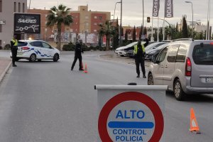 Control de la Policía Local de Almería para garantizar el confinamiento perimetral.