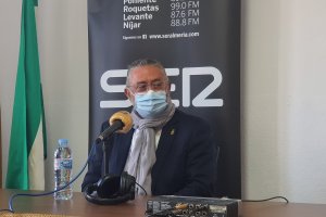 Francisco Torrecillas durante un programa de radio en el Ayuntamiento.