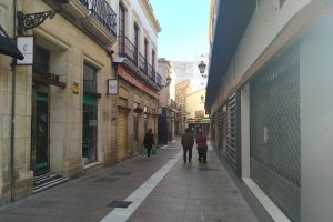 Calle Las Tiendas con el comercio cerrado