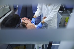 Foto de archivo de una persona donando sangre.