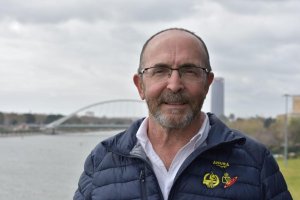 Pedro Pablo Barrios con el Guadalquivir de fondo.