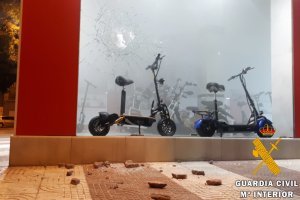 Escaparate en el que intentaron robar los dos varones.