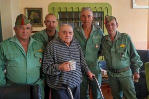 El Señor Vicent rodeado de compañeros