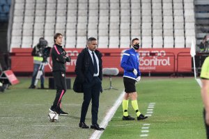 José Gomes concentrado en el partido frente al Sevilla.