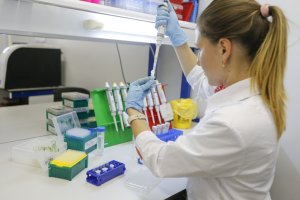 Una investigadora del laboratorio que ha desarrollado la vacuna rusa.