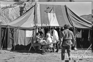 El servicio de catering se montaba con una carpa de lona. En la foto, Brigitte Bardot almorzando durante el rodaje de Shalako, en 1968.