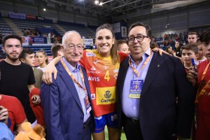 Carmen Martín con Gabriel Amat y J. J. Rubí en el Palacio Mediterráneo cuando vino con España.