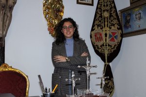 Mª del Mar Marín junto al guión corporativo de su Hermandad Sacramental del Prendimiento.