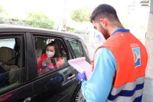 Un sanitario pasa lista de las personas que se tienen que someter al test.