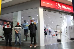 Los aficionados ya pueden encontrar la ropa oficial del CD El Ejido Futsal en Deportes Blanes.