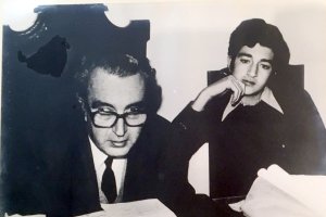 El abogado Juan Pérez y Pérez, en su despacho, junto a su hijo José Arturo, en su época de estudiante en una foto de Carlos Pérez Siquier.