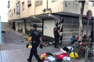 La Policía Local desmantela un mercadillo ilegal.