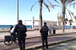 La Policía Local realiza labores de vigilancia en el Paseo Marítimo de Almería.