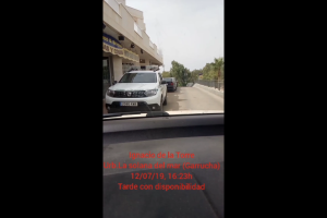 Captura de pantalla de uno de los vídeos, en los que se aprecia un vehículo oficial de Medio Ambiente.