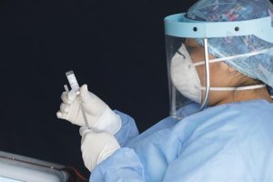 Los científicos investigan remedios frente a la covid.