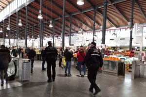 Dos policías locales en el Mercado Central de la capital.