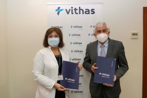 Pilar Espejo, directora-gerente del Hospital VITHAS Almería  y José Manuel Muñoz.