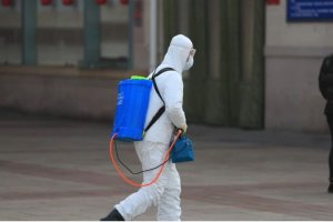 Imagen de archivo de una persona desinfectando en Pekín. Imagen de archivo de una persona desinfectando en Pekín.
