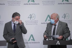 Bendodo y Aguirre han anunciado las nuevas decisiones de la Junta.