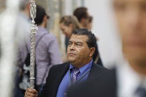 Antonio Navarro del Pino procesionando con su Hermandad de la Macarena.