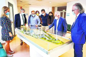 Gabriel Amat, con directivos del Hospital Torrecárdenas, junto a la maqueta.