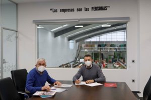Acto de la firma entre Biosabor y Clásica de Almería.