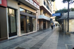 Comercio cerrado en el centro de la ciudad