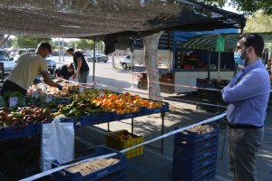 Carlos Sanchez, en el mercadillo del estadio.