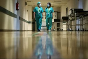 Dos sanitarios recorren un pasillo.