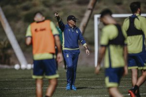 Pepe Mel en el entrenamiento del conjunto amarillo,.