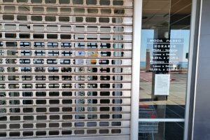 Un negocio de la capital cerrados por las restricciones de la junta.