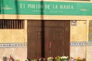 Las flores homenajean a Diego García a las puertas de su establecimiento